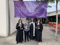 Die vier Liturginnen freuen sich auf das Tauffest